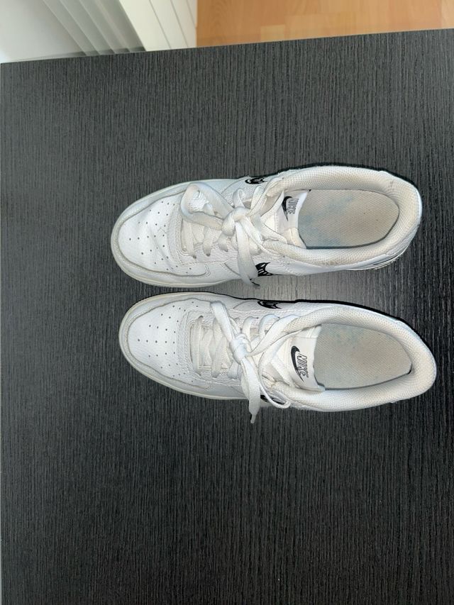 Nike Air Force 1 blancas logo negro.