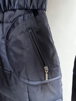 Chaqueta acolchada azul con capucha