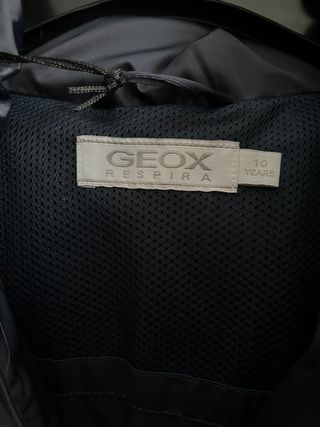 Chaqueta acolchada azul con capucha