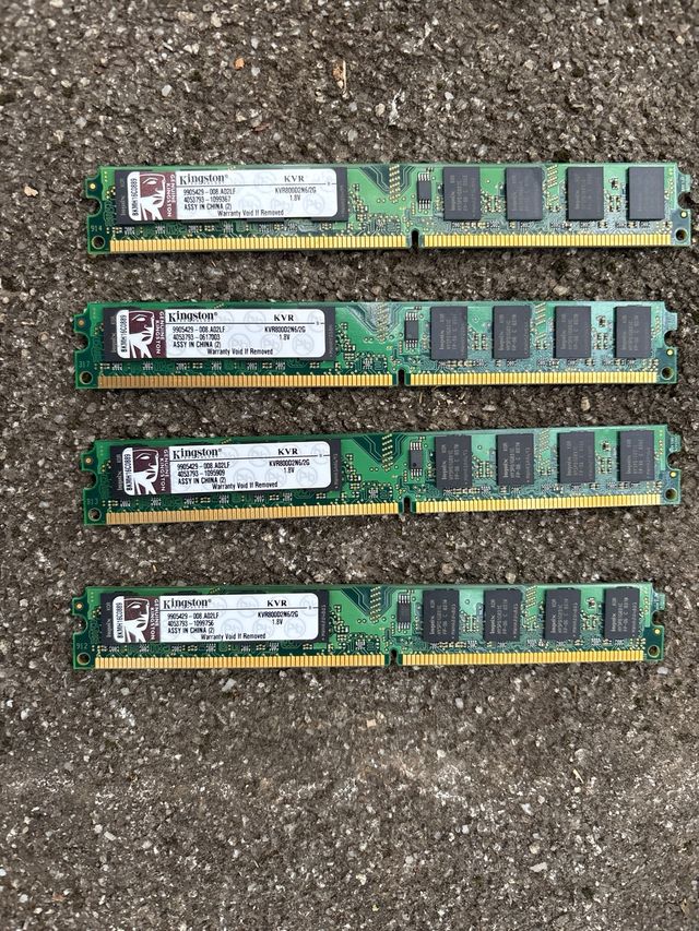 Placa Base ASUS con 4 módulos RAM