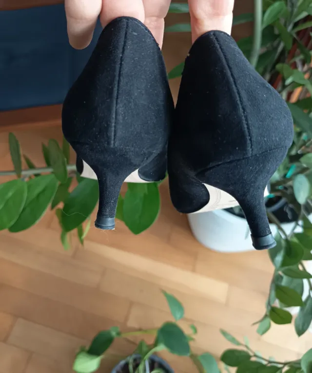 Décolleté Bata nere con tacchetto