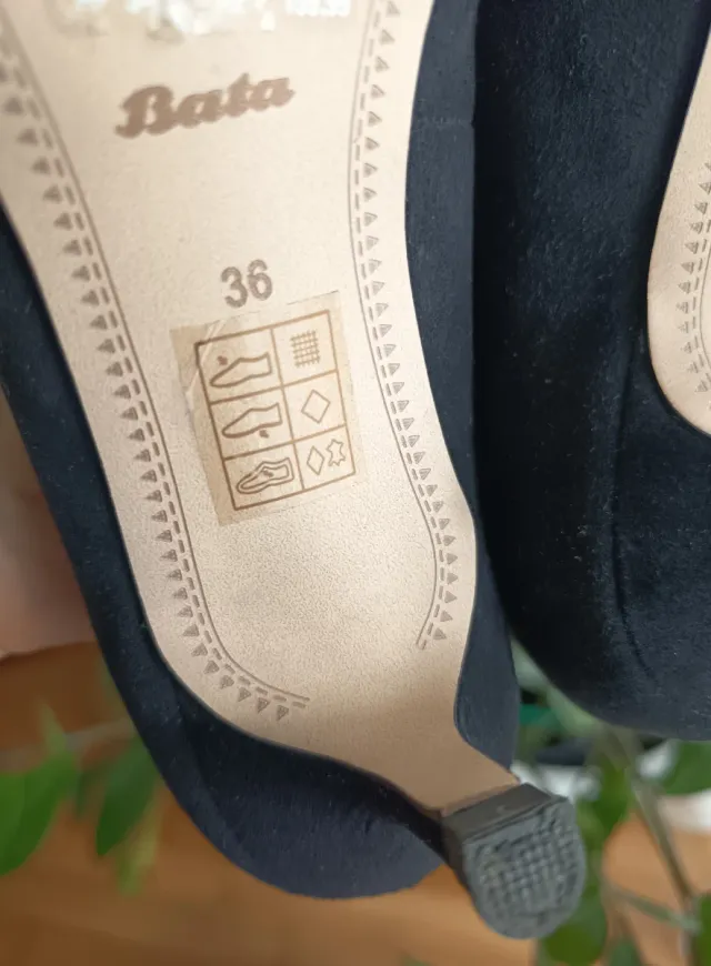 Décolleté Bata nere con tacchetto