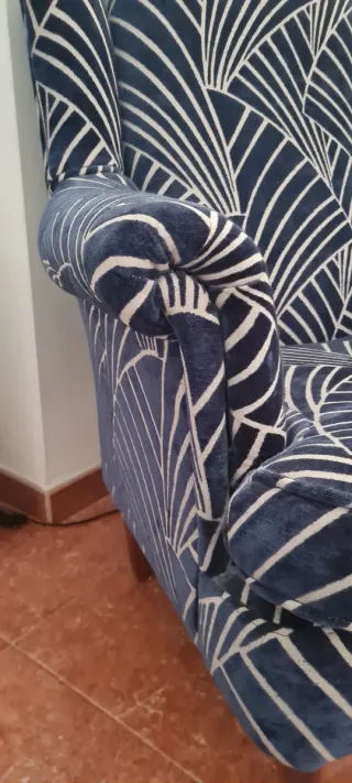 Sillón orejero tapizado moderno