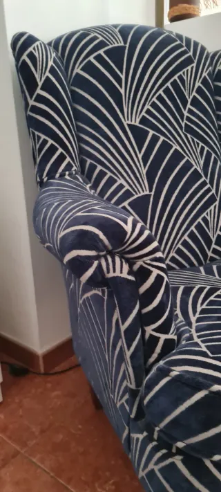 Sillón orejero tapizado moderno