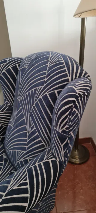 Sillón orejero tapizado moderno