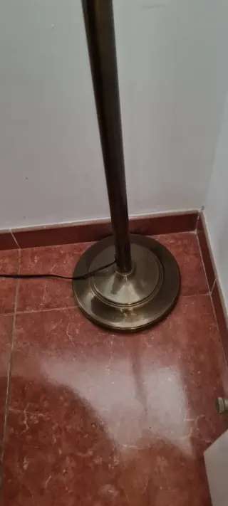 Lámpara de pie metálica dorada