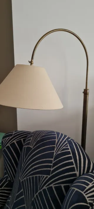 Lámpara de pie metálica dorada