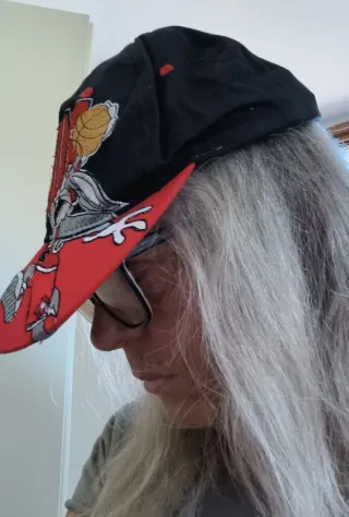 Cappellino con personaggio e basket