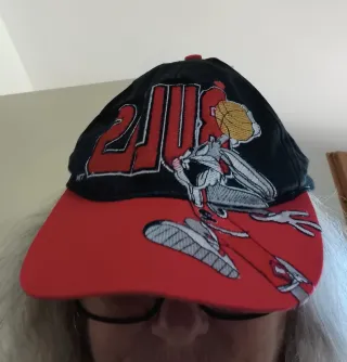 Cappellino con personaggio e basket