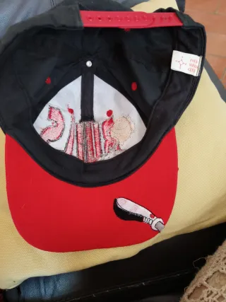 Cappellino con personaggio e basket