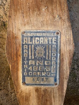 Carretilla antigua de madera y metal