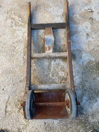 Carretilla antigua de madera y metal