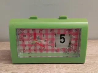 Reloj de mesa infantil con diseño de cuadros