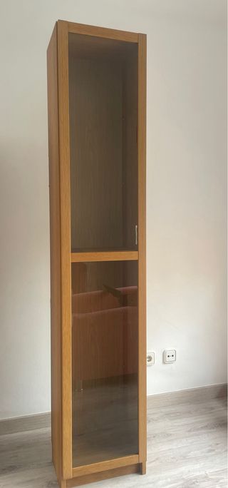 Vitrina madera y cristal alta.