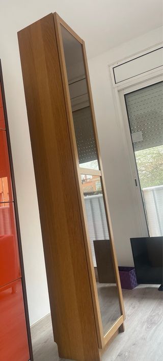 Vitrina madera y cristal alta.