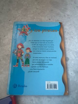 Kika Superbruja y la espada mágica (Spanish Edi...
