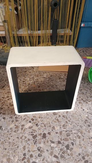 Estantería flotante cuadrada blanca y negra