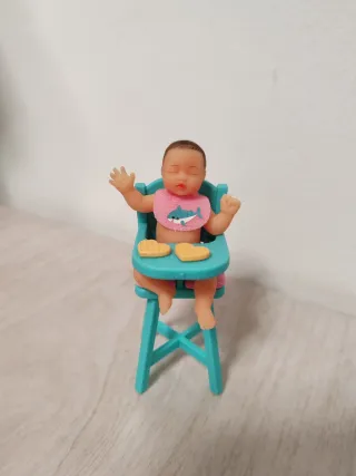 Mini bebé Zuru con trona y comida