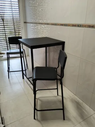 Tavolo alto da cucina con 2 sgabelli neri