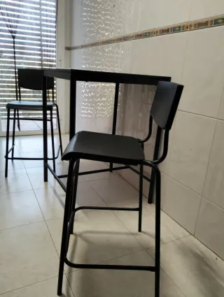 Tavolo alto da cucina con 2 sgabelli neri