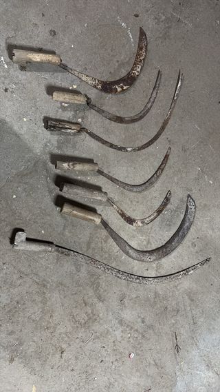 Corbillas antiguas de metal y madera