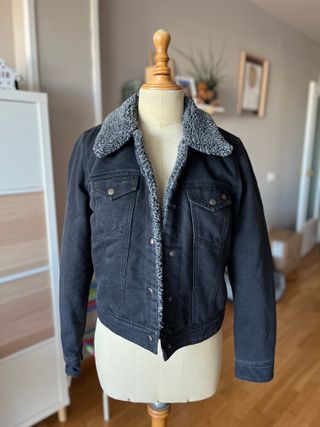 Chaqueta vaquera negra con borreguito