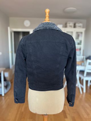 Chaqueta vaquera negra con borreguito