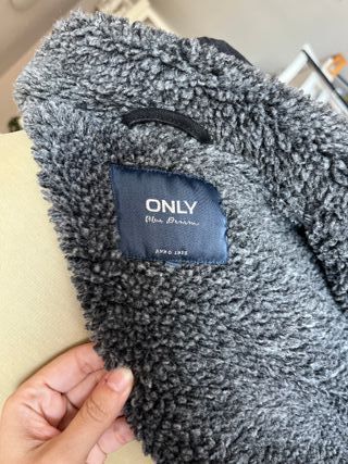 Chaqueta vaquera negra con borreguito