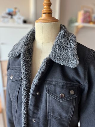 Chaqueta vaquera negra con borreguito