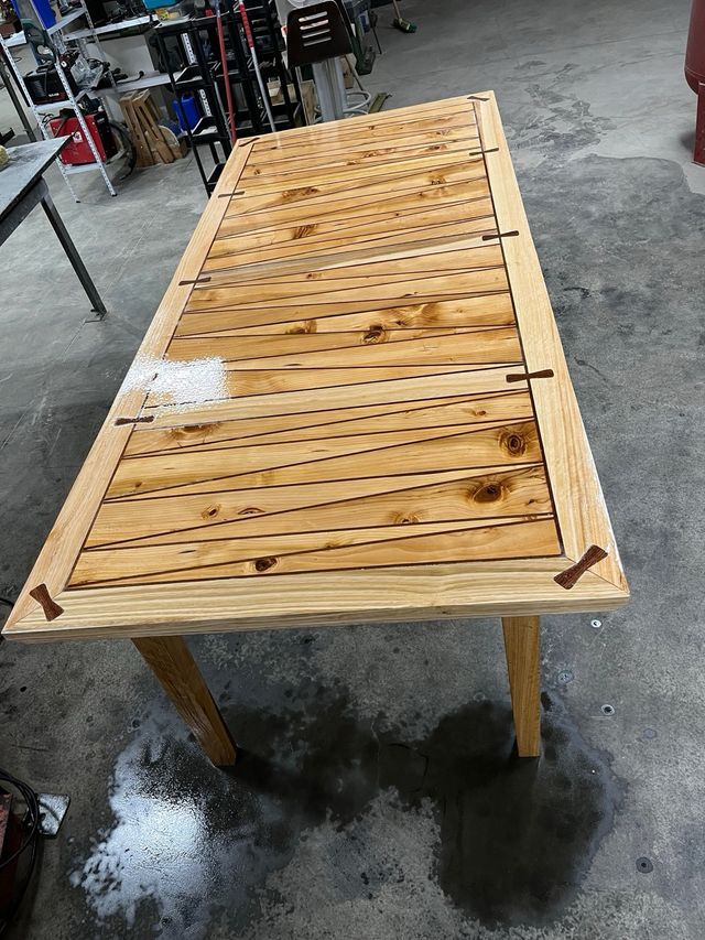 Mesa de madera rústica