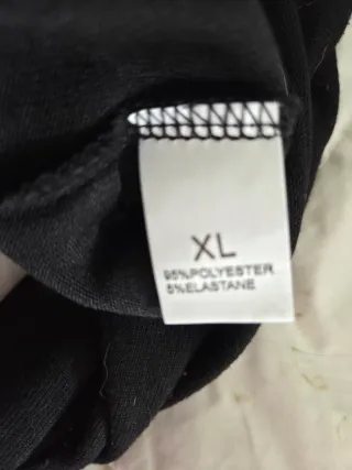 Suéter fino negro con botones