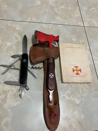 Hacha, navaja y cartilla OJE