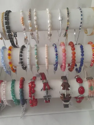 Pulseras de todas clases, cada una tiene su precio
