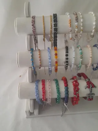 Pulseras de todas clases, cada una tiene su precio