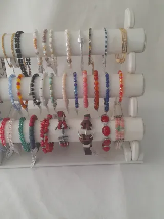 Pulseras de todas clases, cada una tiene su precio