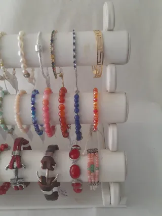 Pulseras de todas clases, cada una tiene su precio