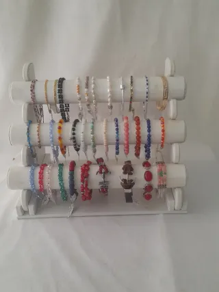 Pulseras de todas clases, cada una tiene su precio