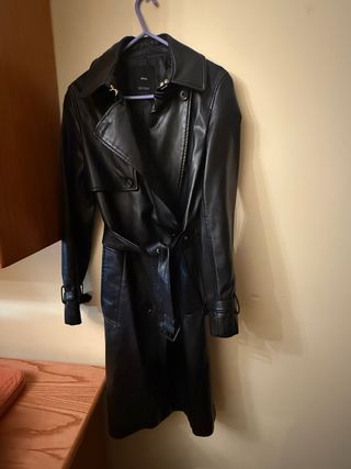 Gabardina efecto piel Mango Talla XS