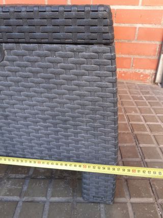 Tavolo da esterno in rattan e plastica