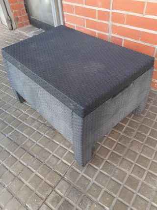 Tavolo da esterno in rattan e plastica