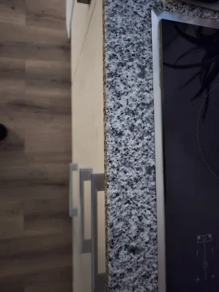 Cocina completa beige y blanca