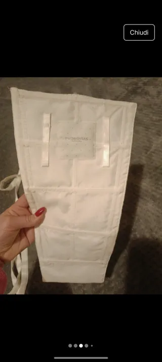 Abito da sposa bianco con ampio corpetto in pizzo