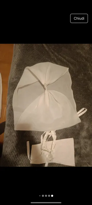 Abito da sposa bianco con ampio corpetto in pizzo