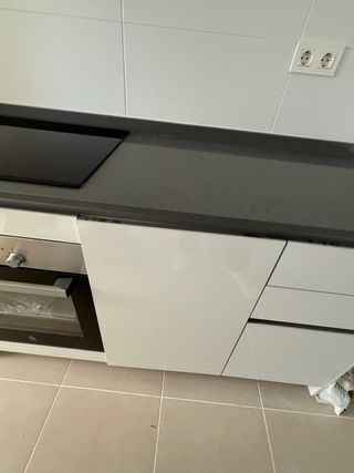 Cocina sin estrenar sin electrodomésticos.