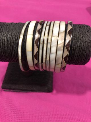 Pulseras étnicas de nácar y madera