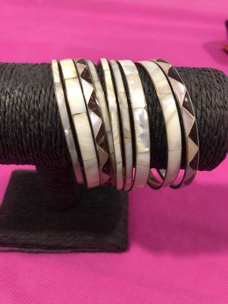 Pulseras étnicas de nácar y madera