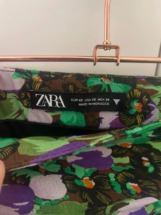 Falda Zara floral verde y morada