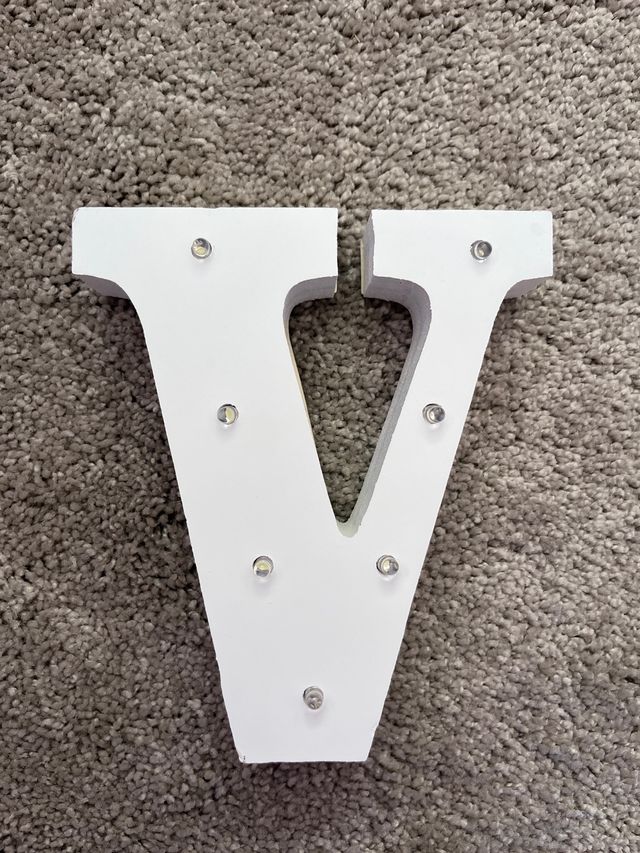 Letra V Decorativa Blanca con Luces LED