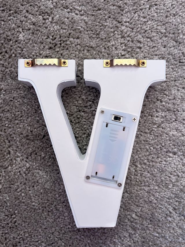 Letra V Decorativa Blanca con Luces LED