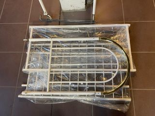 Cuna de bebé blanca con barrotes dorados